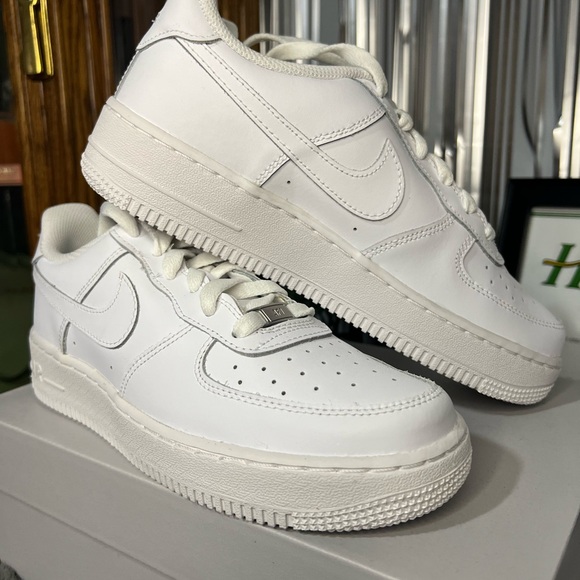 Nike Air Force 1 Triple White GS - Picture 4 of 8